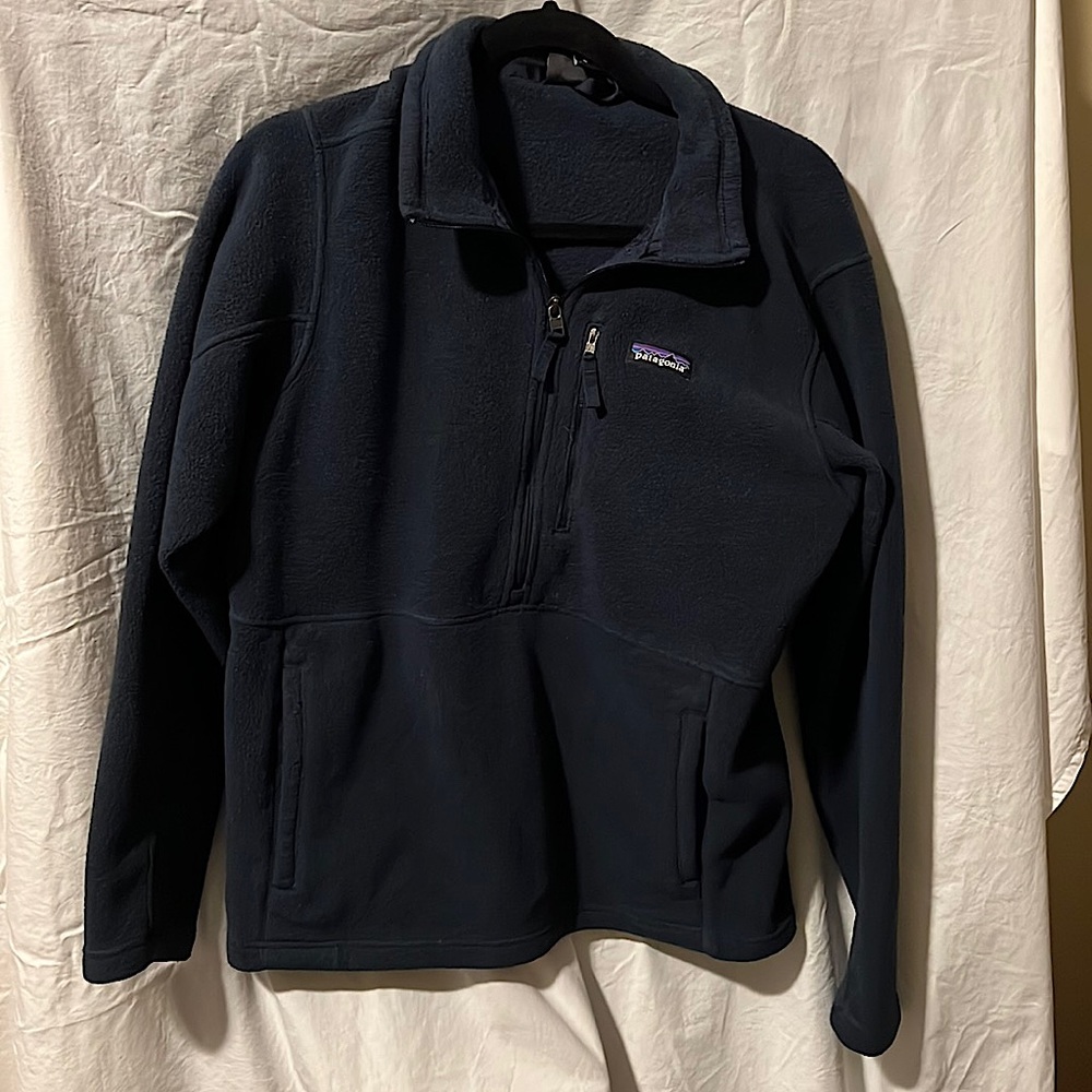 Gently used Men’s Patagonia fleece half zip- color Navy
